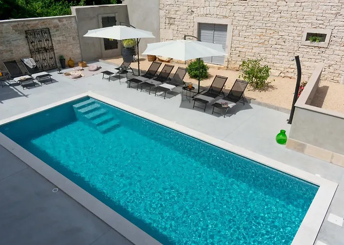 Designer Simone - Modern & Heritage Style With Office