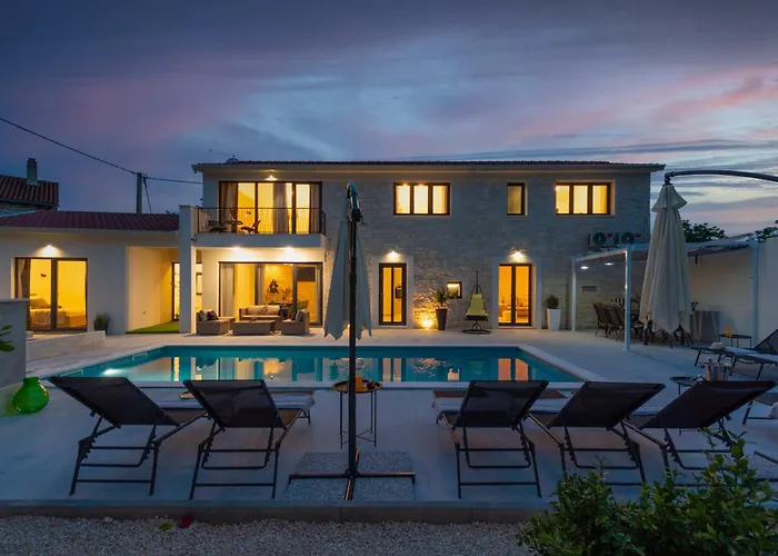 Designer Simone - Modern & Heritage Style With Office Vila Kringa