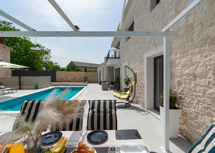 Designer Simone - Modern & Heritage Style With Office