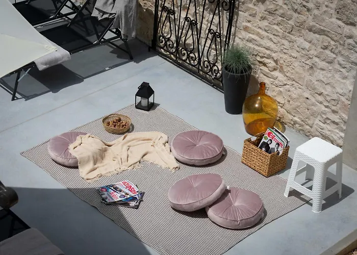 Designer Simone - Modern & Heritage Style With Office Kringa