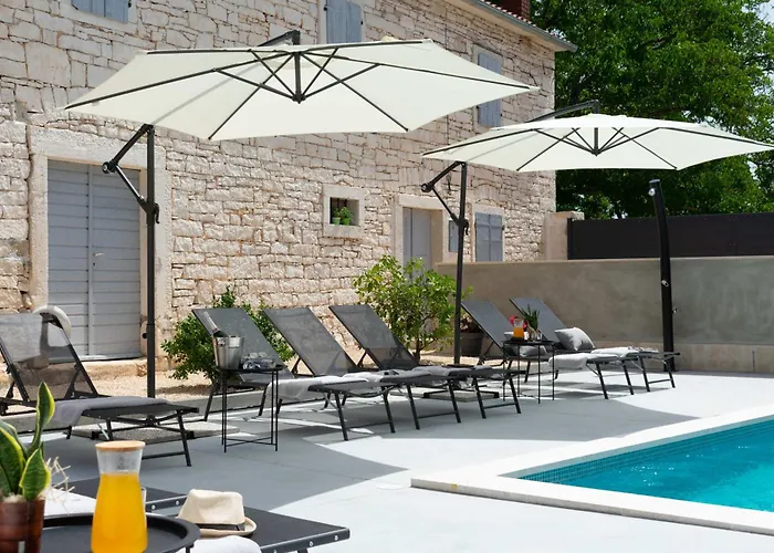 Designer Simone - Modern & Heritage Style With Office