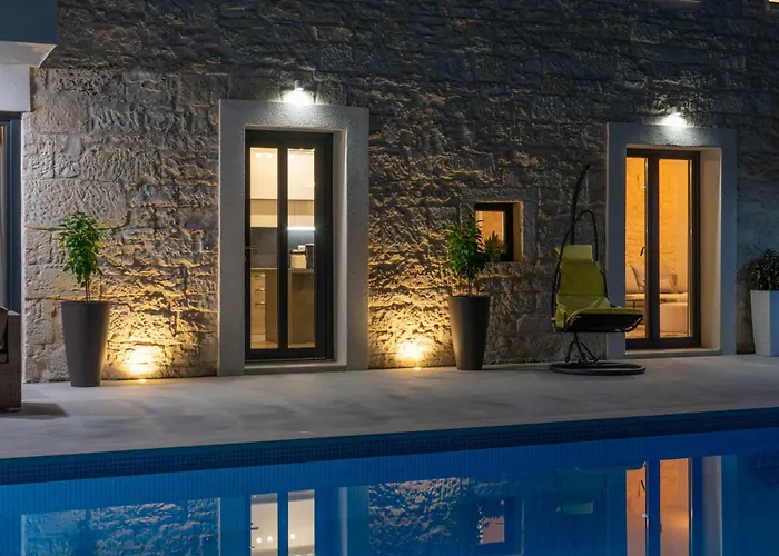 Vila Designer Simone - Modern & Heritage Style With Office Kringa