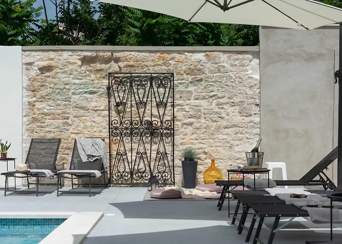 Designer Simone - Modern & Heritage Style With Office