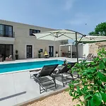 Designer Simone - Modern & Heritage Style With Office Vila
