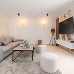 Designer Simone - Modern & Heritage Style With Office Kringa
