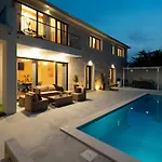 Designer Simone - Modern & Heritage Style With Office Vila