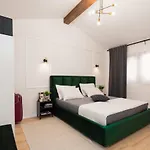 Designer Simone - Modern & Heritage Style With Office Vila *