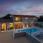 Designer Simone - Modern & Heritage Style With Office Vila *