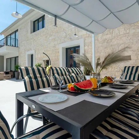 Designer Simone - Modern & Heritage Style With 30 M2 Pool * Kringa