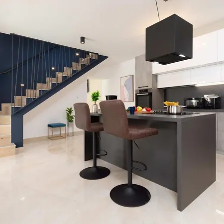 Designer Simone - Modern & Heritage Style With 30 M2 Pool * Kringa