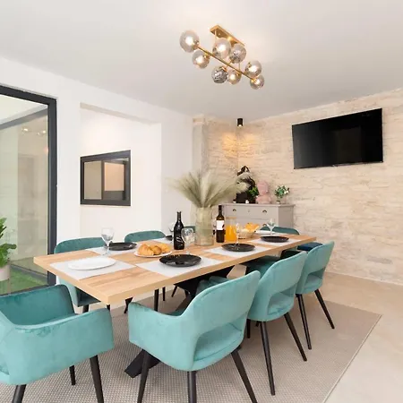 Designer Simone - Modern & Heritage Style With 30 M2 Pool Kringa