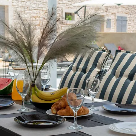 Designer Simone - Modern & Heritage Style With 30 M2 Pool Kringa