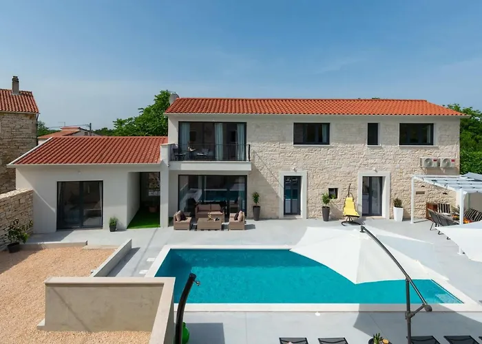 Designer Simone - Modern & Heritage Style With Office Villa *