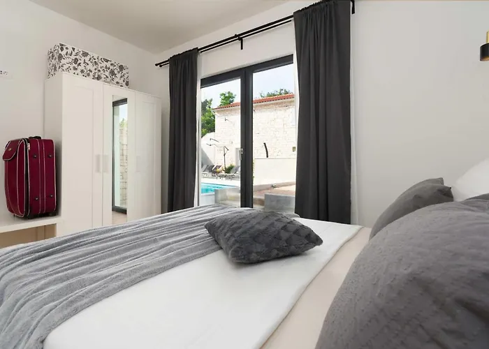 Designer Simone - Modern & Heritage Style With Office Villa *