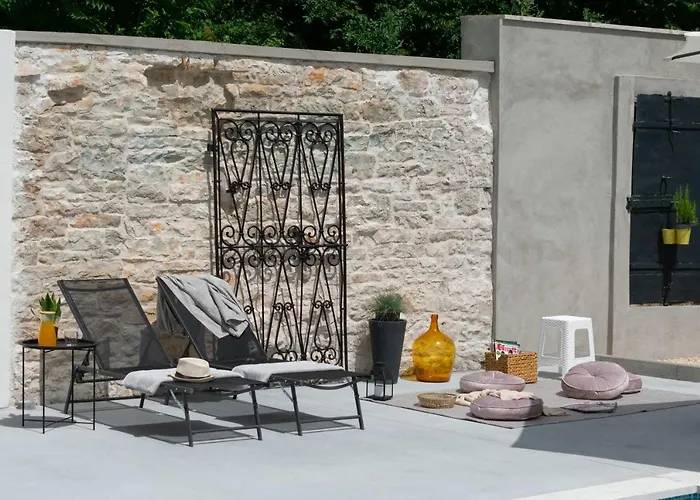 Designer Simone - Modern & Heritage Style With Office