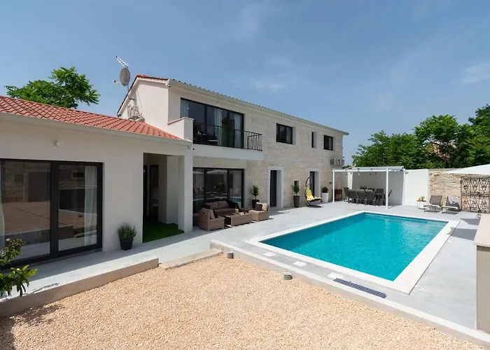 Designer Simone - Modern & Heritage Style With Office Villa Kringa