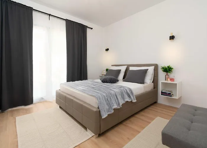 Designer Simone - Modern & Heritage Style With Office Villa
