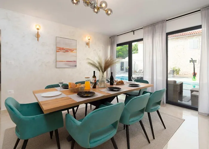 Designer Simone - Modern & Heritage Style With Office Villa