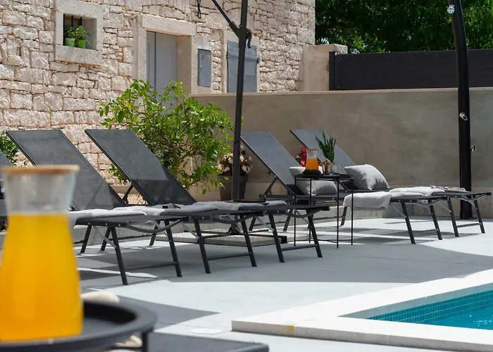 Designer Simone - Modern & Heritage Style With Office Villa Kringa