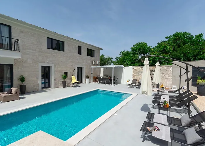 Designer Simone - Modern & Heritage Style With Office Villa