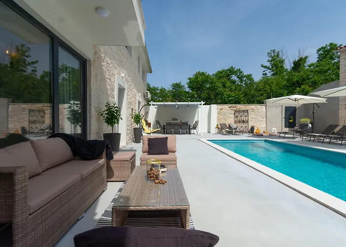 Vila Designer Simone - Modern & Heritage Style With Office